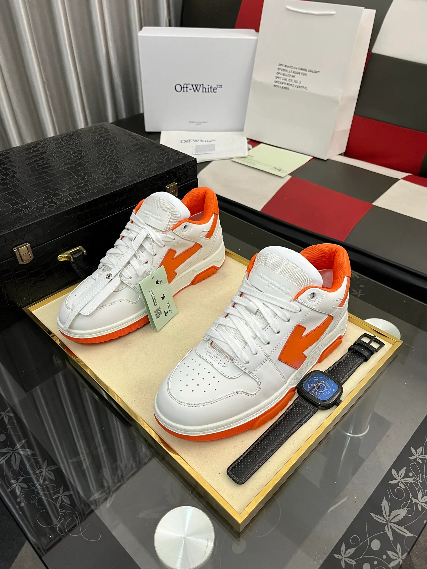 Men's shoes 💰600⌚️⌚️ OFF-White C/O VirGil Abloh fashionable and versatile casual shoes. Exclusive first release of the new model. Made of environmentally friendly cowhide leather and mesh fabric upper material. The insole is embedded with foam cushioning EVA material. The correct midsole is equipped with EVA lightweight cushioning. External tooth nail rubber outsole. The correct accessories can be customized simultaneously. Women's model: 35-40 Men's model: 39-45